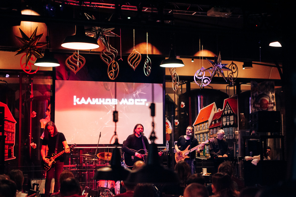 Жизнь потихоньку возвращается на круги своя: отмененные ранее из-за пандемии концерты проходят один за другим. Вот дошла очередь и до группы «Калинов мост».