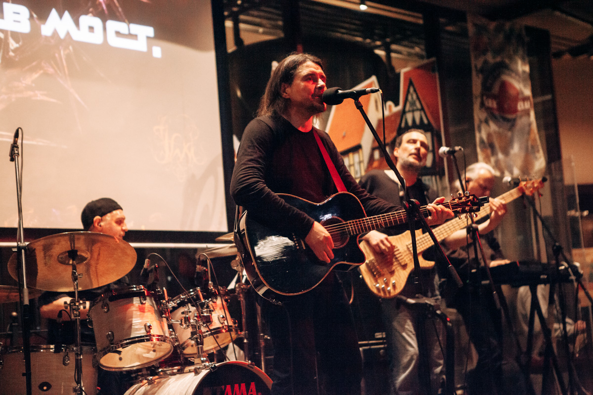 Жизнь потихоньку возвращается на круги своя: отмененные ранее из-за пандемии концерты проходят один за другим. Вот дошла очередь и до группы «Калинов мост».