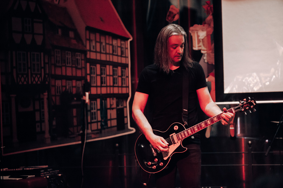 Жизнь потихоньку возвращается на круги своя: отмененные ранее из-за пандемии концерты проходят один за другим. Вот дошла очередь и до группы «Калинов мост».