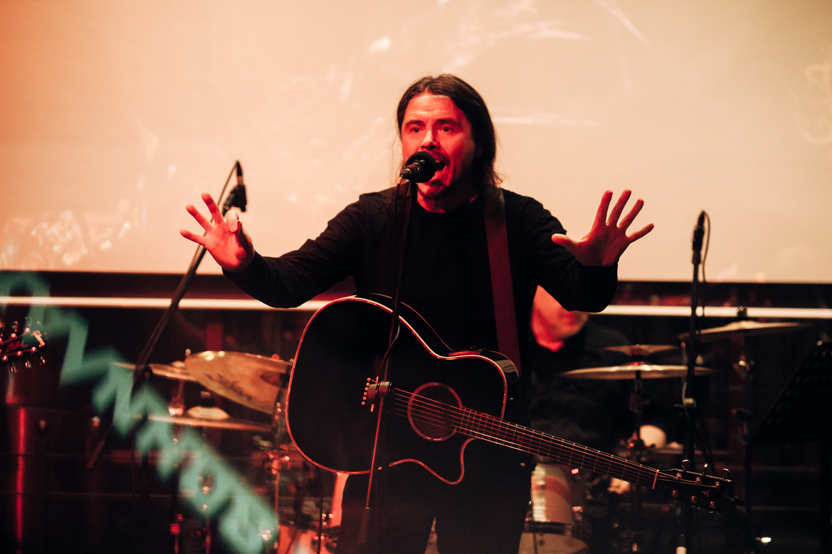 Жизнь потихоньку возвращается на круги своя: отмененные ранее из-за пандемии концерты проходят один за другим. Вот дошла очередь и до группы «Калинов мост».