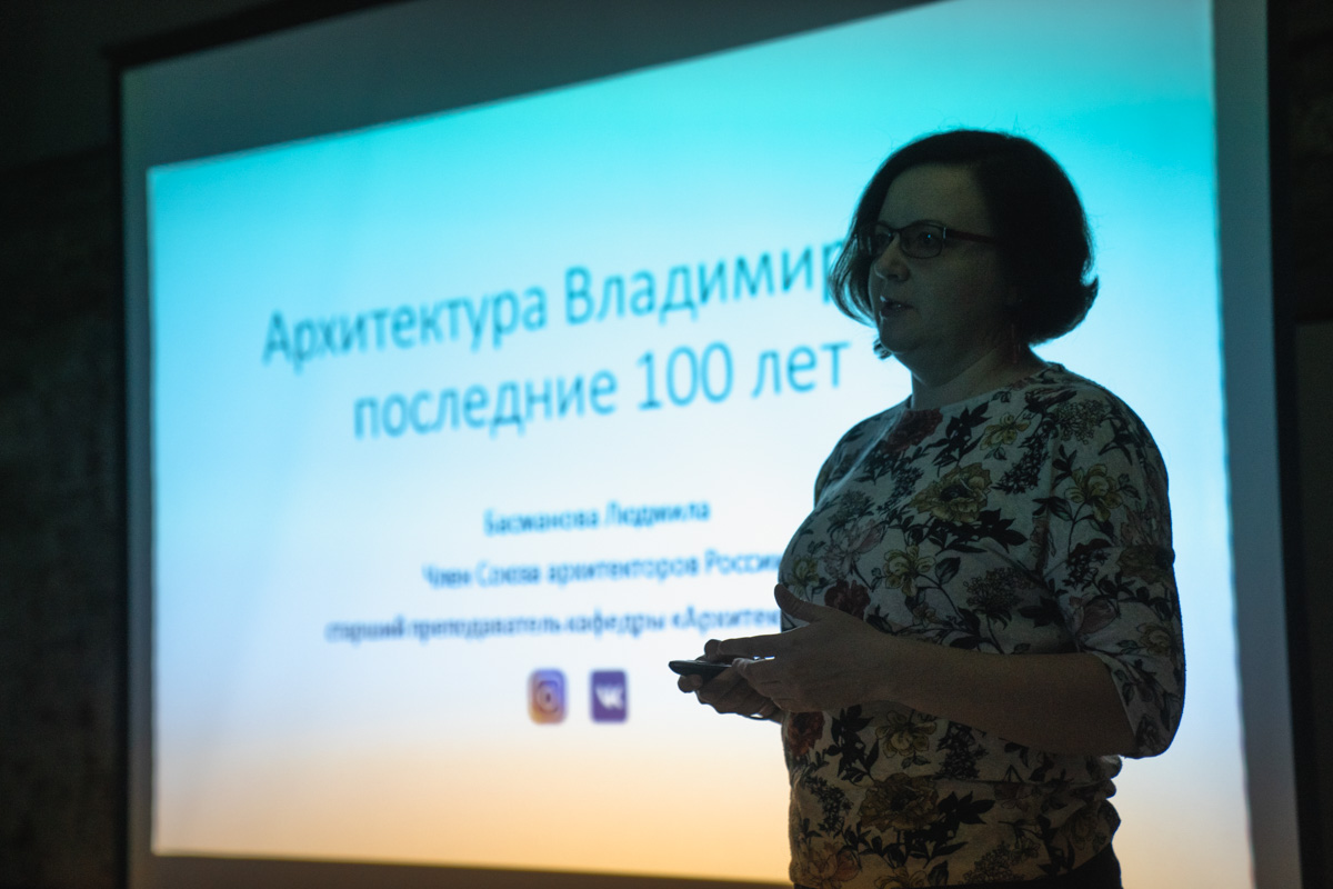 Вдохновились лекцией члена Союза архитекторов России Людмилы Басмановой и сделали подборку владимирских зданий в стиле советского классицизма.