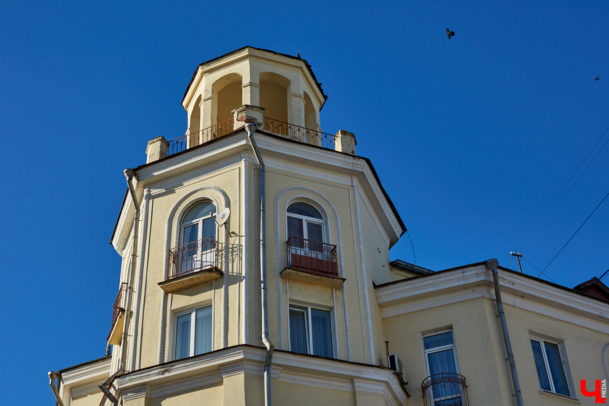 Вдохновились лекцией члена Союза архитекторов России Людмилы Басмановой и сделали подборку владимирских зданий в стиле советского классицизма.