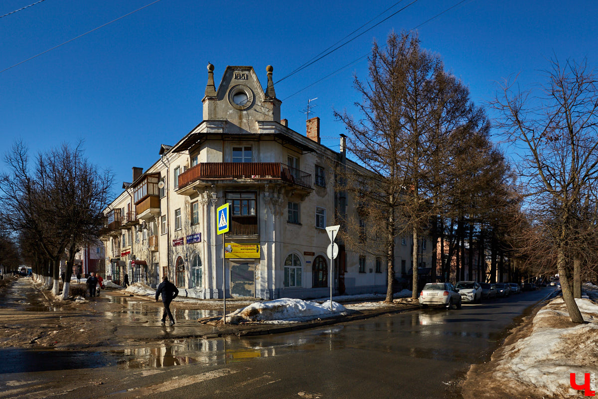 Вдохновились лекцией члена Союза архитекторов России Людмилы Басмановой и сделали подборку владимирских зданий в стиле советского классицизма.