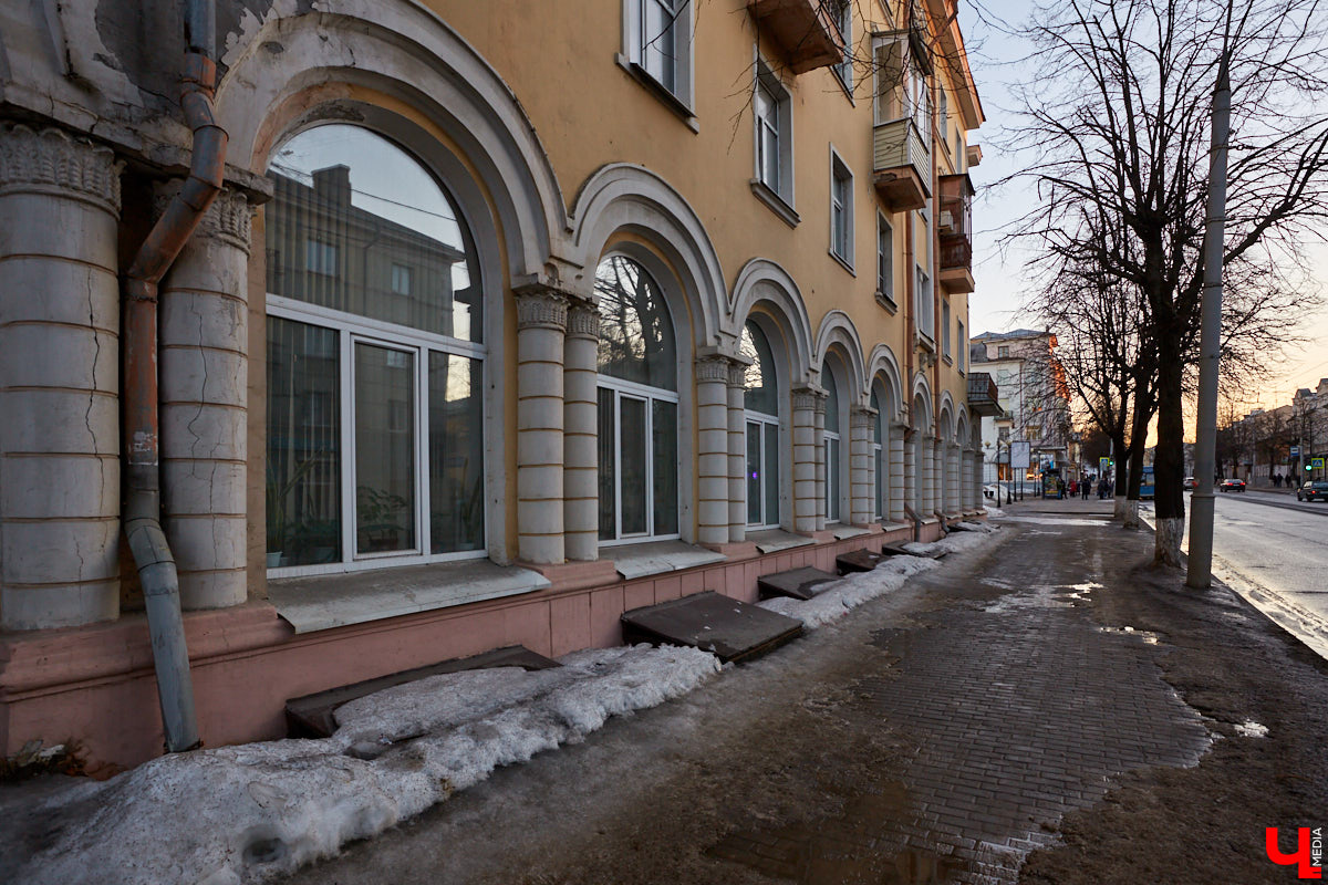 Вдохновились лекцией члена Союза архитекторов России Людмилы Басмановой и сделали подборку владимирских зданий в стиле советского классицизма.