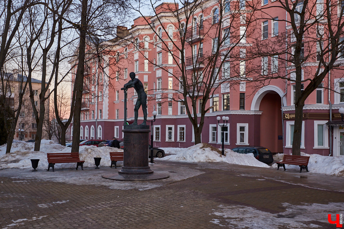 Вдохновились лекцией члена Союза архитекторов России Людмилы Басмановой и сделали подборку владимирских зданий в стиле советского классицизма.