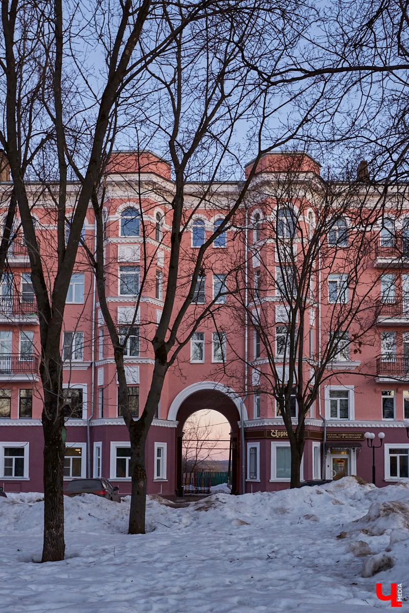 Вдохновились лекцией члена Союза архитекторов России Людмилы Басмановой и сделали подборку владимирских зданий в стиле советского классицизма.