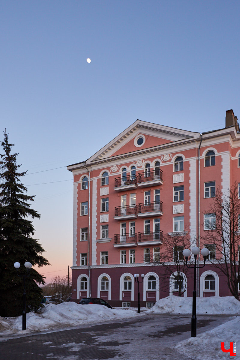 Вдохновились лекцией члена Союза архитекторов России Людмилы Басмановой и сделали подборку владимирских зданий в стиле советского классицизма.