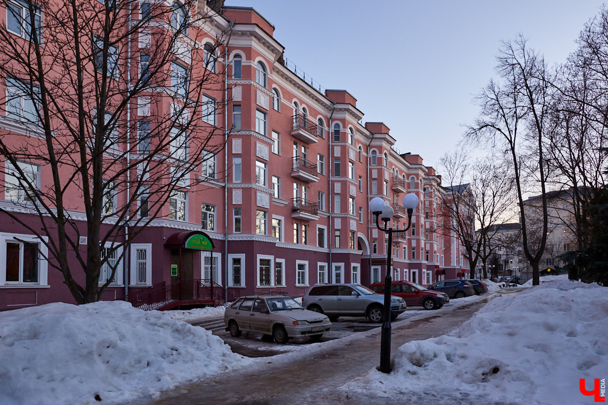 Вдохновились лекцией члена Союза архитекторов России Людмилы Басмановой и сделали подборку владимирских зданий в стиле советского классицизма.