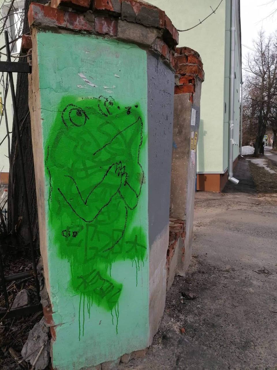 Во Владимире открылась андеграунд-мастерская «ARS Склад» арт-сообщества beznazvaniia. Художники провели встречу с уральскими резидентами по случаю их выставки на заброшенной водокачке за Химзаводом.