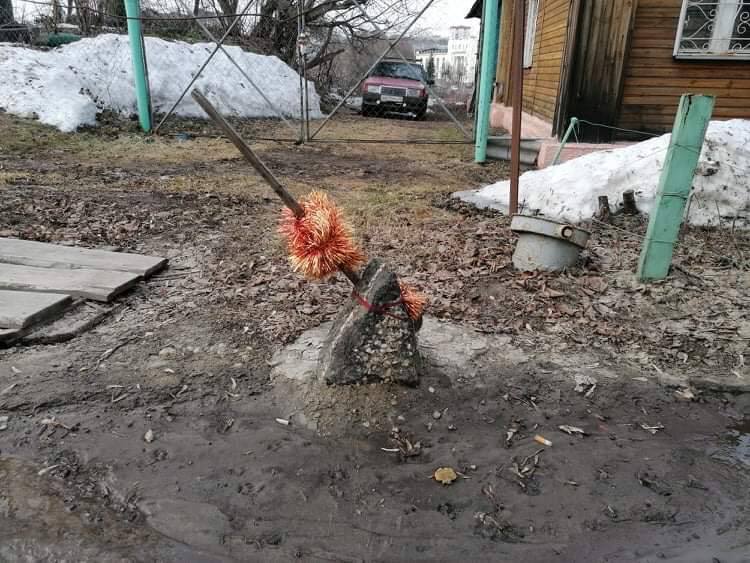 Во Владимире открылась андеграунд-мастерская «ARS Склад» арт-сообщества beznazvaniia. Художники провели встречу с уральскими резидентами по случаю их выставки на заброшенной водокачке за Химзаводом.