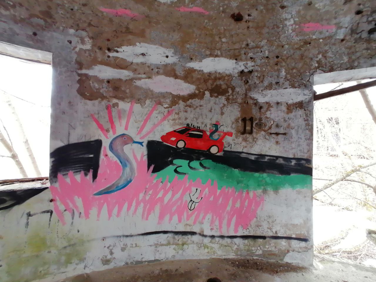 Во Владимире открылась андеграунд-мастерская «ARS Склад» арт-сообщества beznazvaniia. Художники провели встречу с уральскими резидентами по случаю их выставки на заброшенной водокачке за Химзаводом.