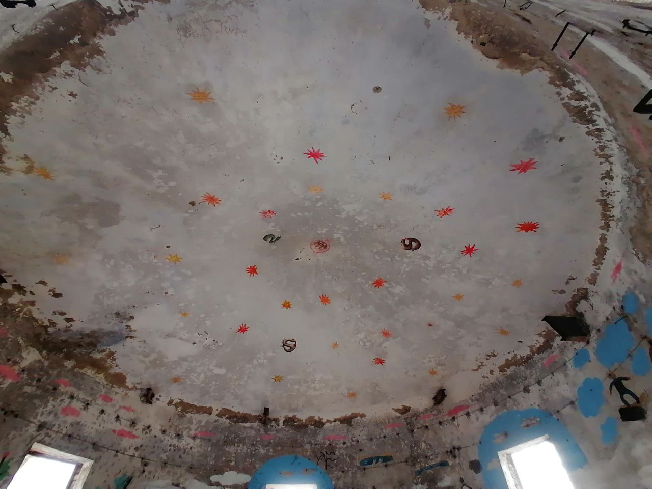 Во Владимире открылась андеграунд-мастерская «ARS Склад» арт-сообщества beznazvaniia. Художники провели встречу с уральскими резидентами по случаю их выставки на заброшенной водокачке за Химзаводом.