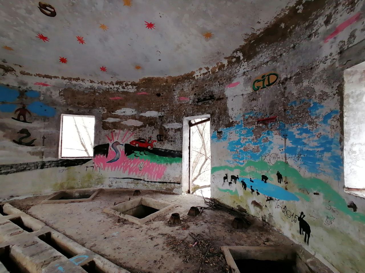 Во Владимире открылась андеграунд-мастерская «ARS Склад» арт-сообщества beznazvaniia. Художники провели встречу с уральскими резидентами по случаю их выставки на заброшенной водокачке за Химзаводом.