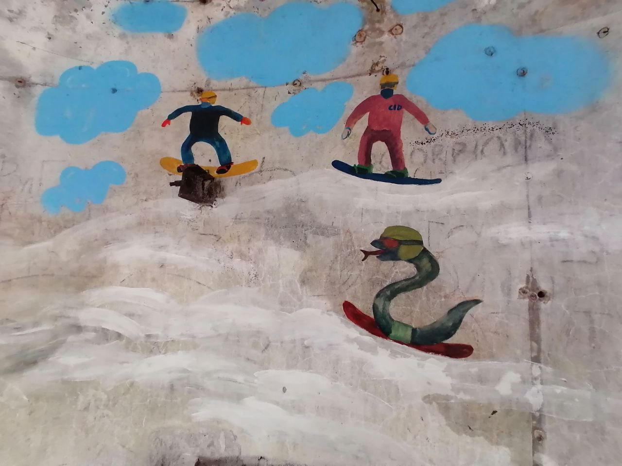 Во Владимире открылась андеграунд-мастерская «ARS Склад» арт-сообщества beznazvaniia. Художники провели встречу с уральскими резидентами по случаю их выставки на заброшенной водокачке за Химзаводом.