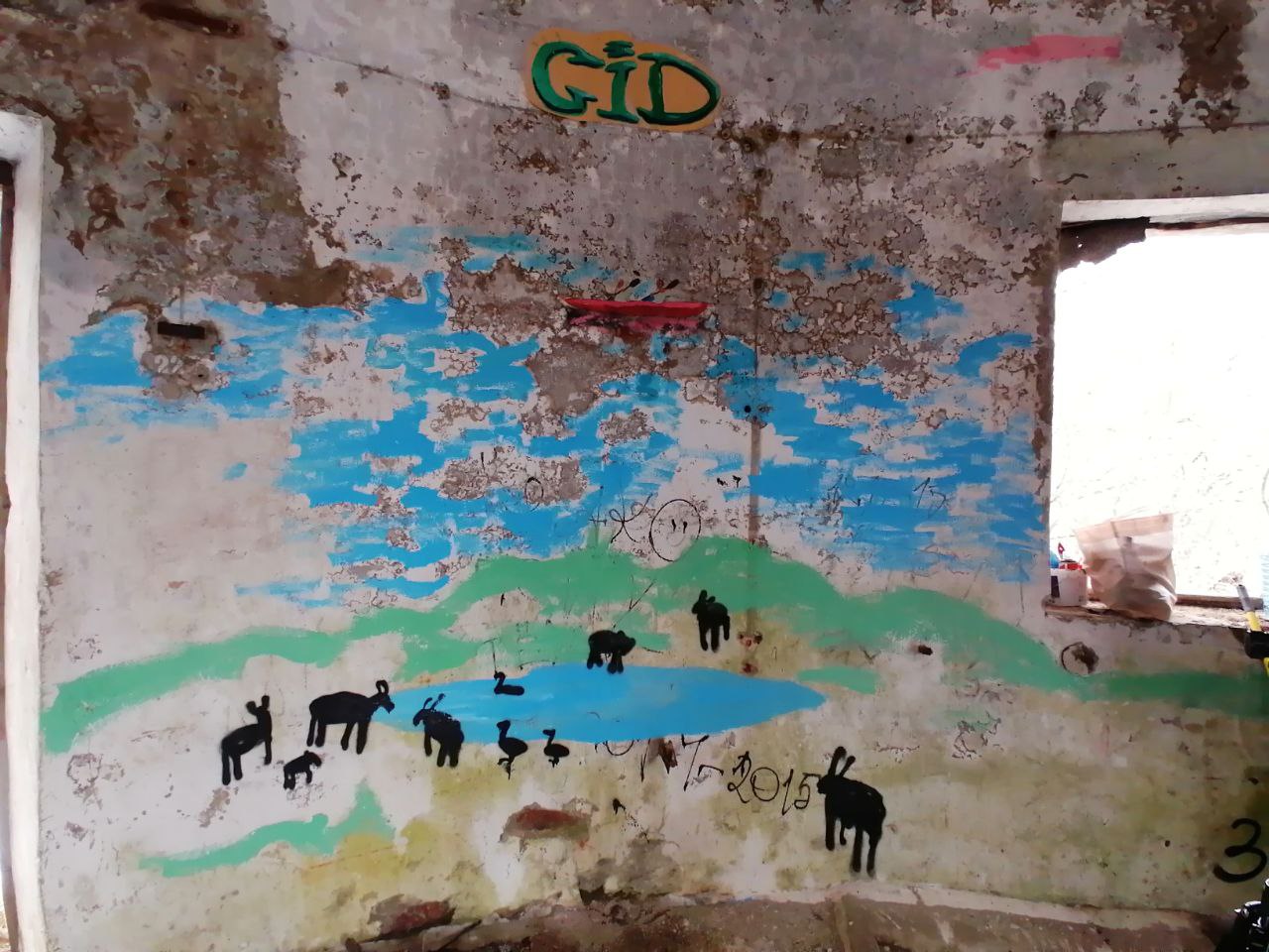 Во Владимире открылась андеграунд-мастерская «ARS Склад» арт-сообщества beznazvaniia. Художники провели встречу с уральскими резидентами по случаю их выставки на заброшенной водокачке за Химзаводом.