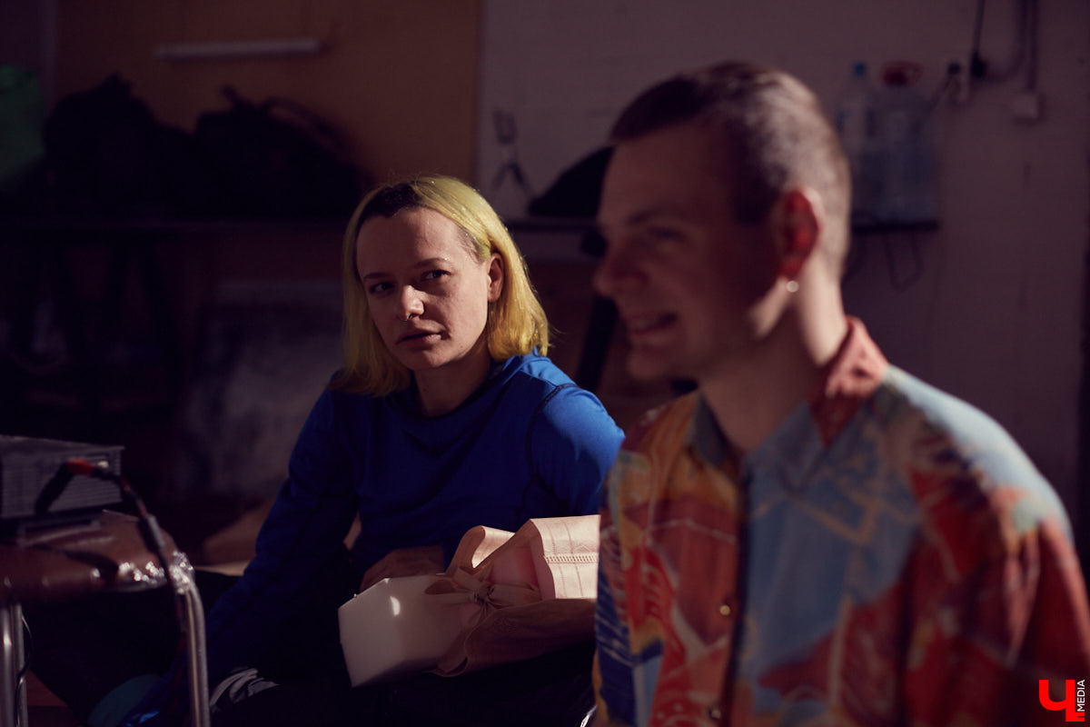 Во Владимире открылась андеграунд-мастерская «ARS Склад» арт-сообщества beznazvaniia. Художники провели встречу с уральскими резидентами по случаю их выставки на заброшенной водокачке за Химзаводом.