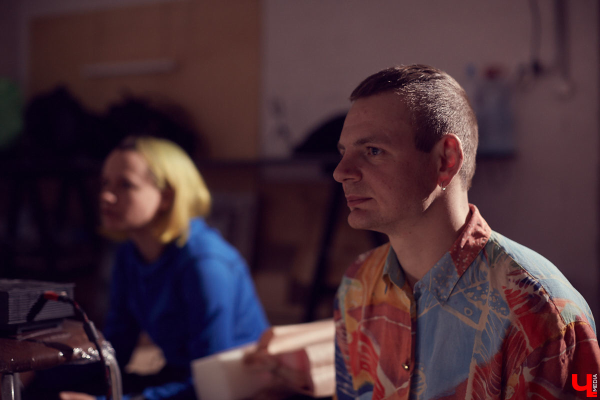 Во Владимире открылась андеграунд-мастерская «ARS Склад» арт-сообщества beznazvaniia. Художники провели встречу с уральскими резидентами по случаю их выставки на заброшенной водокачке за Химзаводом.