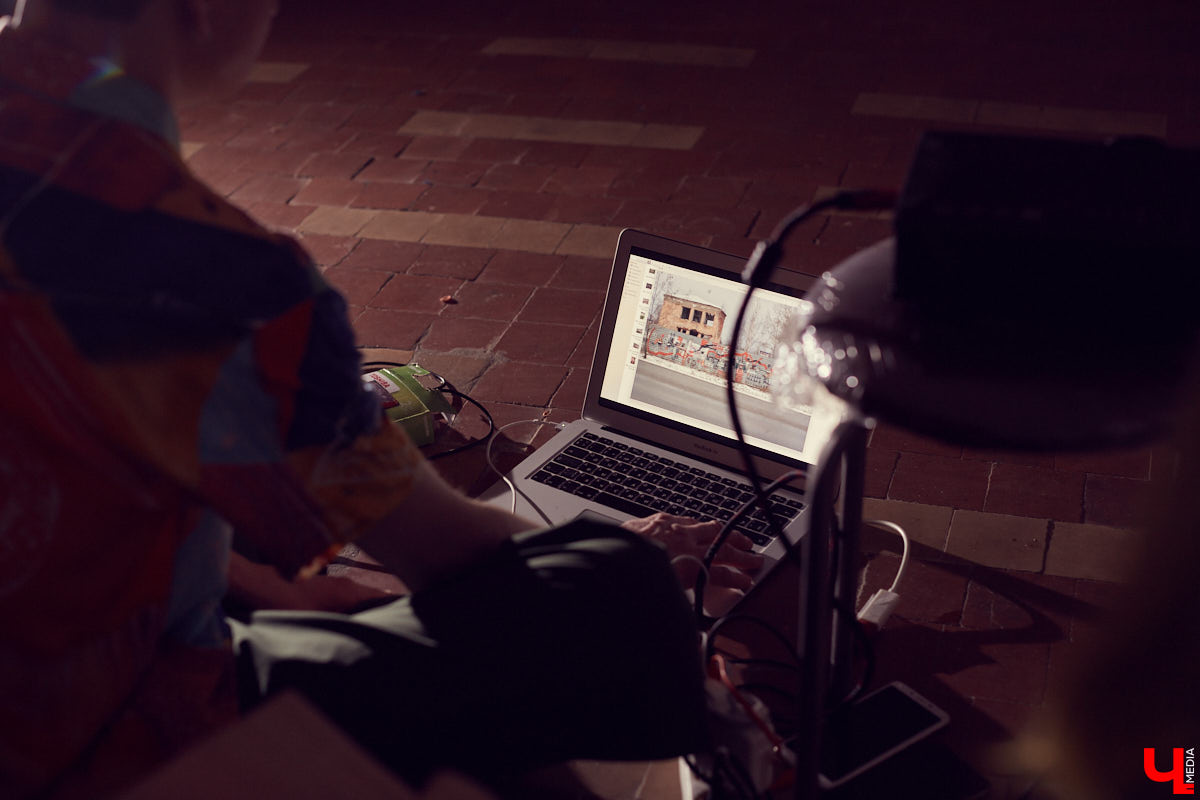 Во Владимире открылась андеграунд-мастерская «ARS Склад» арт-сообщества beznazvaniia. Художники провели встречу с уральскими резидентами по случаю их выставки на заброшенной водокачке за Химзаводом.