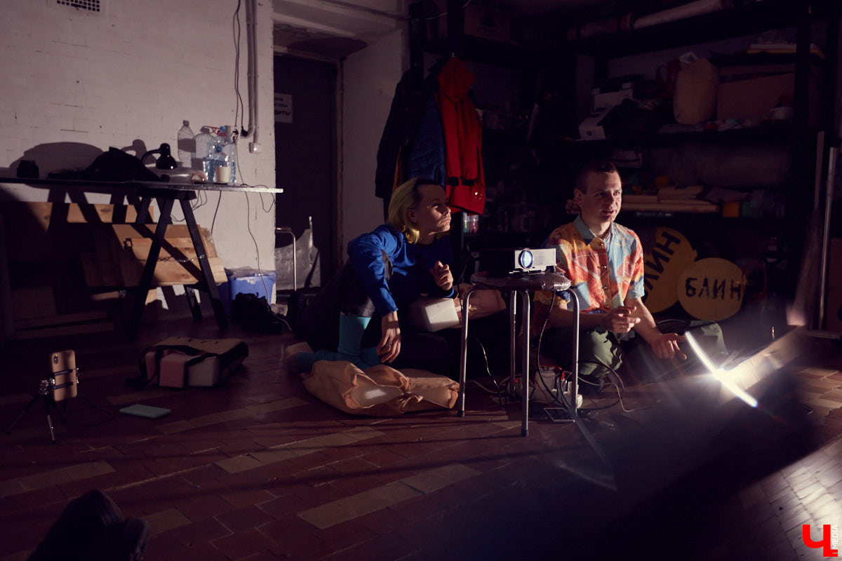 Во Владимире открылась андеграунд-мастерская «ARS Склад» арт-сообщества beznazvaniia. Художники провели встречу с уральскими резидентами по случаю их выставки на заброшенной водокачке за Химзаводом.