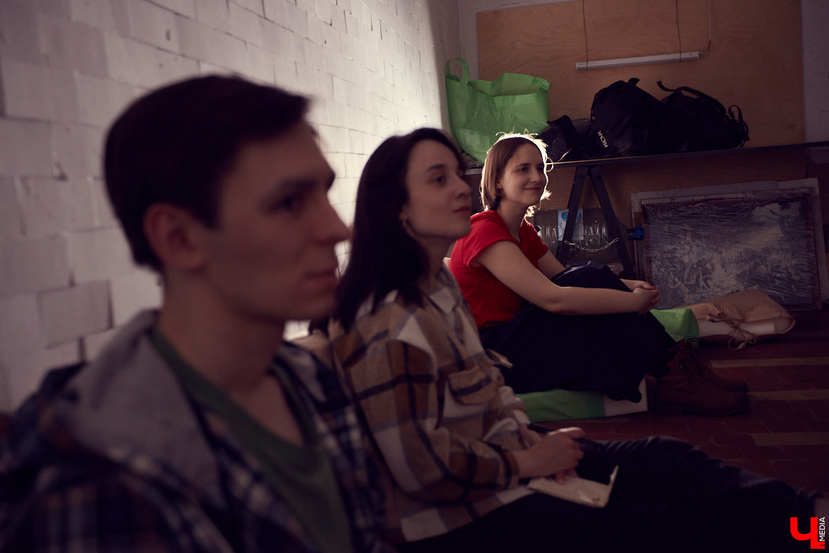 Во Владимире открылась андеграунд-мастерская «ARS Склад» арт-сообщества beznazvaniia. Художники провели встречу с уральскими резидентами по случаю их выставки на заброшенной водокачке за Химзаводом.