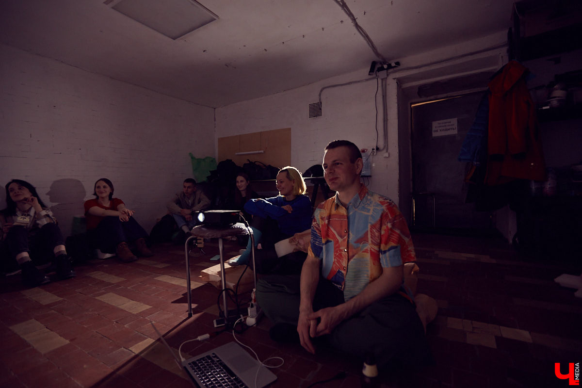 Во Владимире открылась андеграунд-мастерская «ARS Склад» арт-сообщества beznazvaniia. Художники провели встречу с уральскими резидентами по случаю их выставки на заброшенной водокачке за Химзаводом.