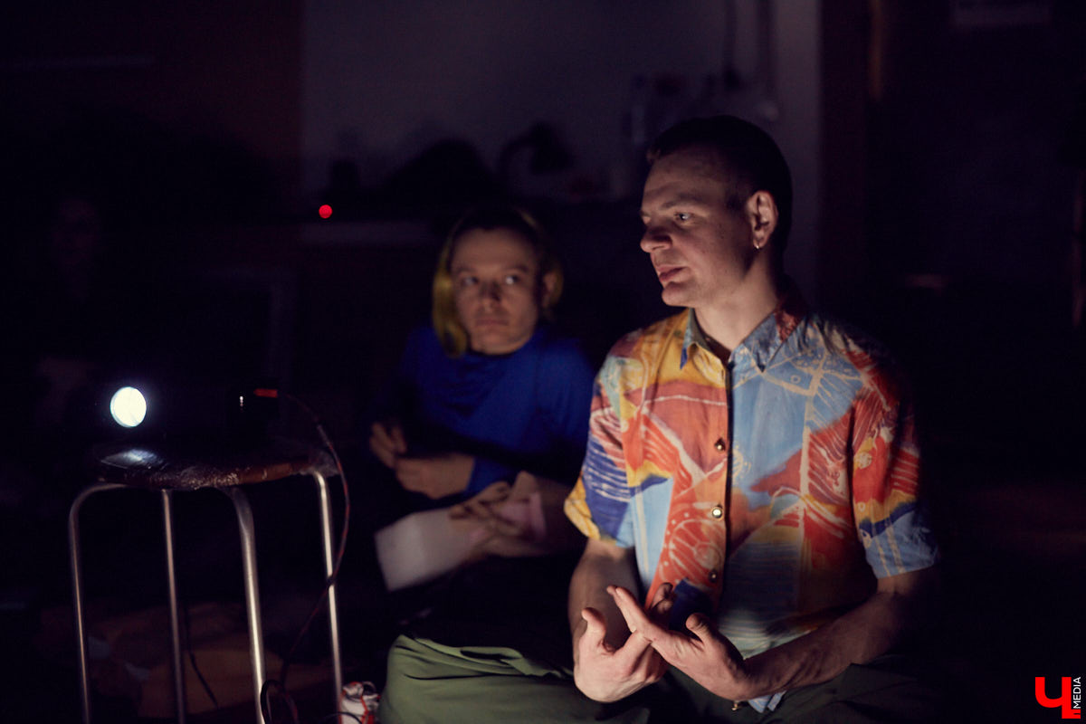 Во Владимире открылась андеграунд-мастерская «ARS Склад» арт-сообщества beznazvaniia. Художники провели встречу с уральскими резидентами по случаю их выставки на заброшенной водокачке за Химзаводом.