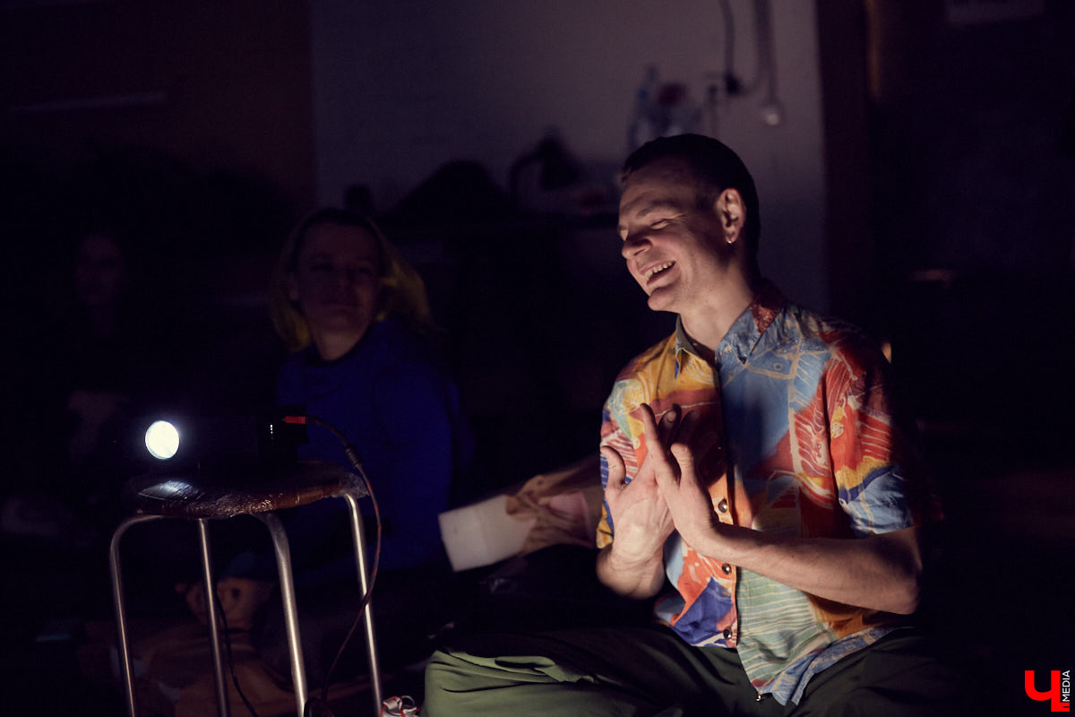 Во Владимире открылась андеграунд-мастерская «ARS Склад» арт-сообщества beznazvaniia. Художники провели встречу с уральскими резидентами по случаю их выставки на заброшенной водокачке за Химзаводом.