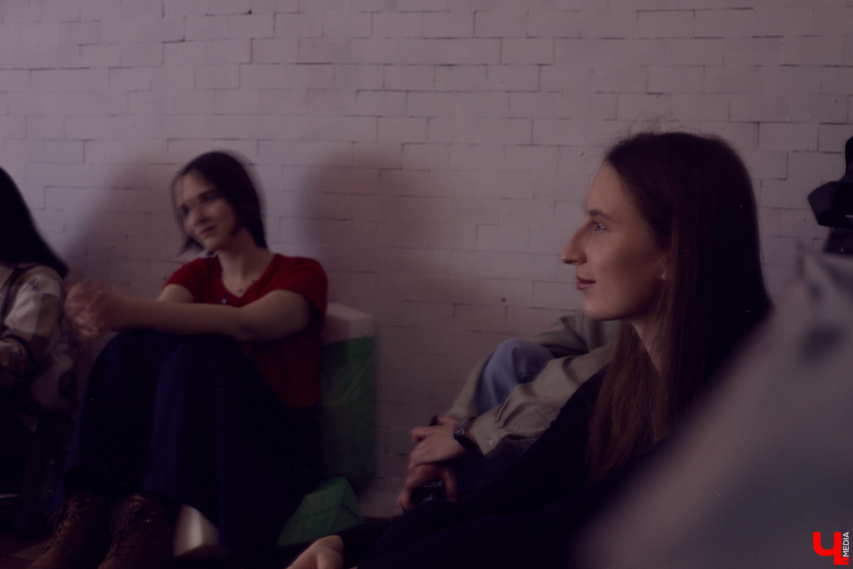 Во Владимире открылась андеграунд-мастерская «ARS Склад» арт-сообщества beznazvaniia. Художники провели встречу с уральскими резидентами по случаю их выставки на заброшенной водокачке за Химзаводом.