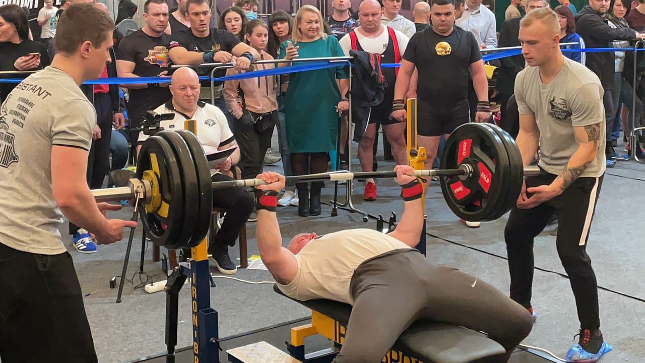 На минувших выходных в Коврове состоялся XI чемпионат России по русскому жиму, на который съехалось более 400 спортсменов со всей страны. Владимирцы проявили себя более чем достойно, кроме того, установили несколько рекордов.