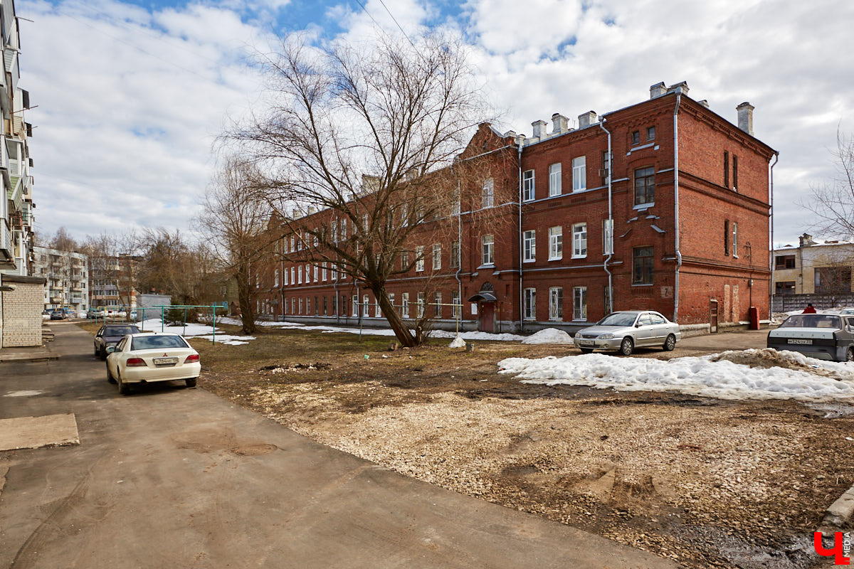 Не знали, что во Владимире есть такие старинные жилые здания? Мы тоже были удивлены, а потому с удовольствием отправились в гости в просторную двухкомнатную квартиру, история которой ведется с 1889 года.