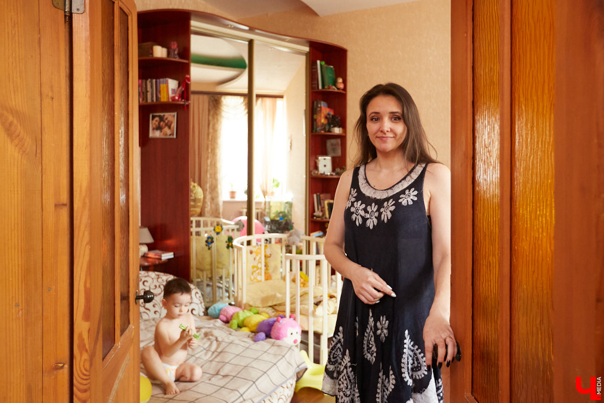 Не знали, что во Владимире есть такие старинные жилые здания? Мы тоже были удивлены, а потому с удовольствием отправились в гости в просторную двухкомнатную квартиру, история которой ведется с 1889 года.