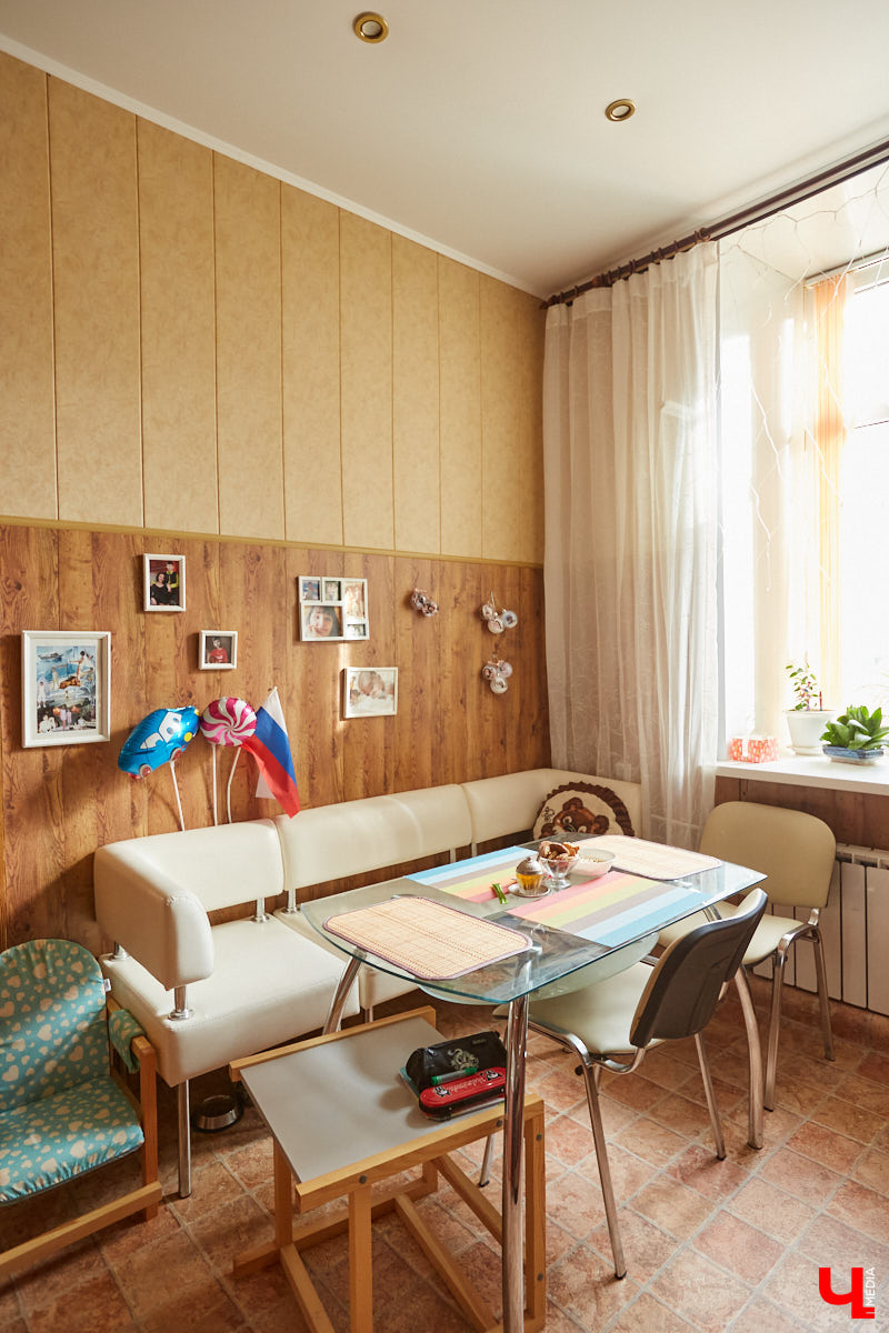 Не знали, что во Владимире есть такие старинные жилые здания? Мы тоже были удивлены, а потому с удовольствием отправились в гости в просторную двухкомнатную квартиру, история которой ведется с 1889 года.