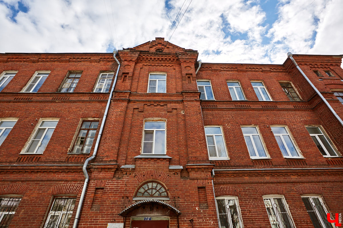 Не знали, что во Владимире есть такие старинные жилые здания? Мы тоже были удивлены, а потому с удовольствием отправились в гости в просторную двухкомнатную квартиру, история которой ведется с 1889 года.