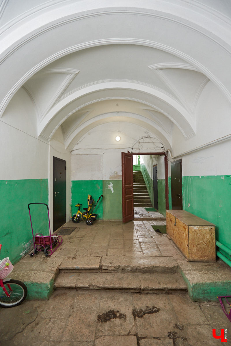 Не знали, что во Владимире есть такие старинные жилые здания? Мы тоже были удивлены, а потому с удовольствием отправились в гости в просторную двухкомнатную квартиру, история которой ведется с 1889 года.