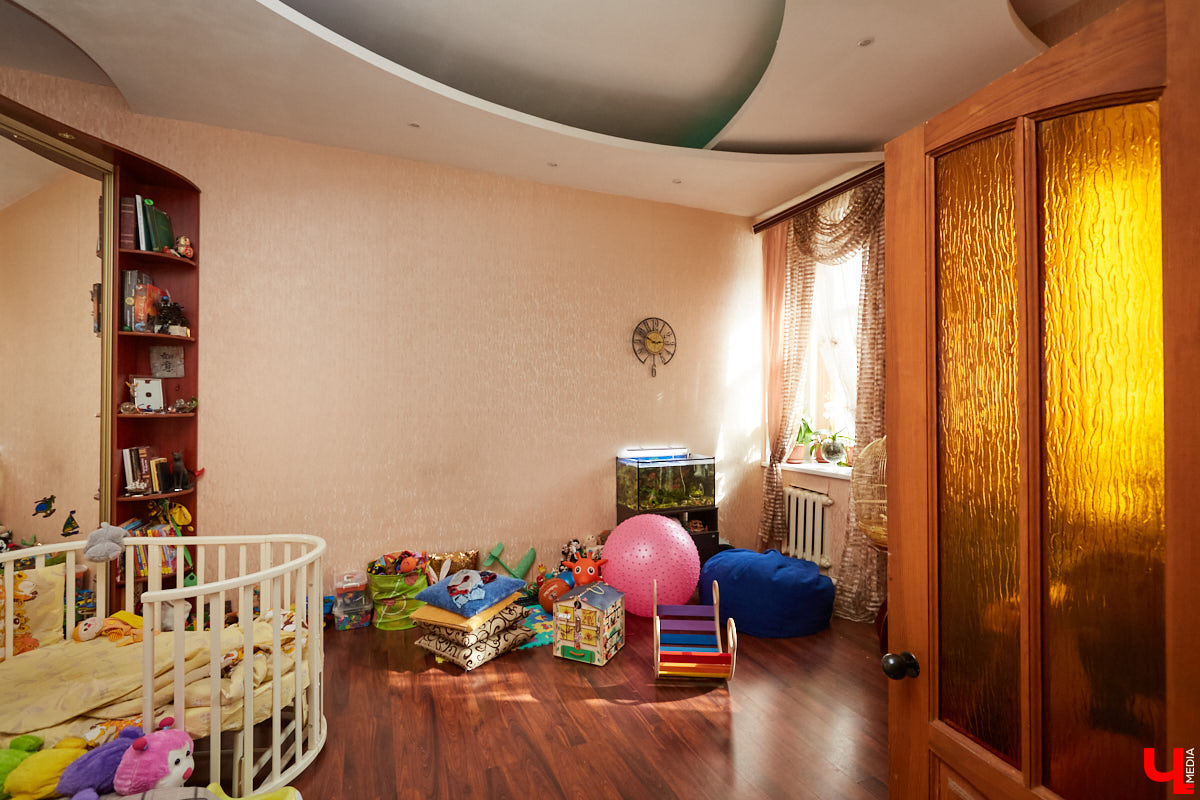 Не знали, что во Владимире есть такие старинные жилые здания? Мы тоже были удивлены, а потому с удовольствием отправились в гости в просторную двухкомнатную квартиру, история которой ведется с 1889 года.