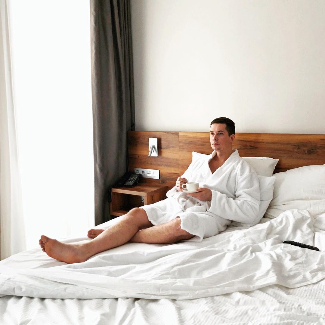 Погружаемся в клубный лаундж с мастером саксофона Ильей Марселем, влюбляемся в мечту «Дома культуры», радуемся взаимности под песню сестер Каратыгиных, после чего падаем в электронику с альбомом Сергея Черемисинова и драм-н-бейсом Андрея Унгера, создающего музыку для проекта «Synthetic Dreams».