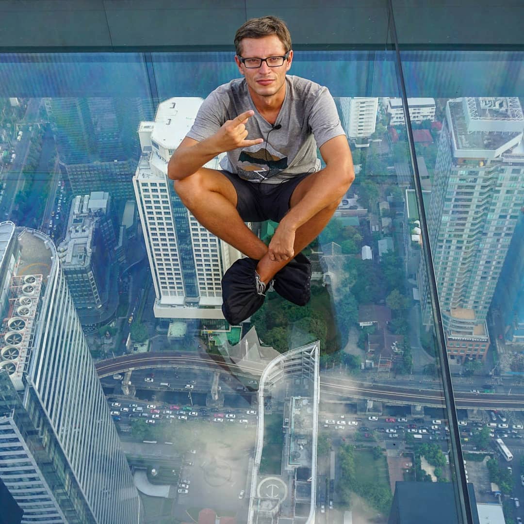 Владимирский программист Артем Грачев два года назад бросил успешную карьеру и отправился в кругосветку. Куда привела его дорога и где он окажется в будущем? Об этом - наше интервью с путешественником.