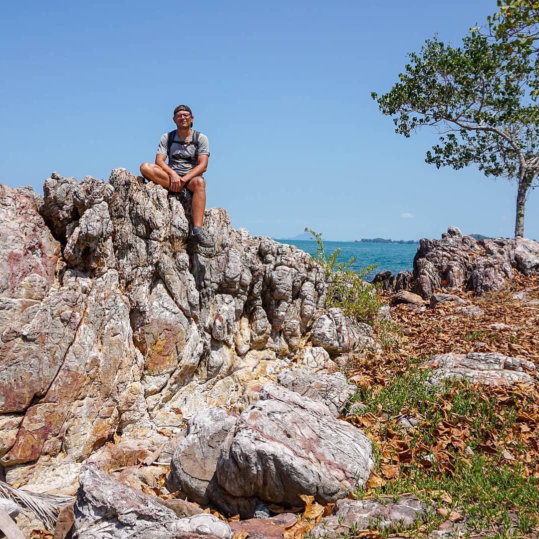 Владимирский программист Артем Грачев два года назад бросил успешную карьеру и отправился в кругосветку. Куда привела его дорога и где он окажется в будущем? Об этом - наше интервью с путешественником.