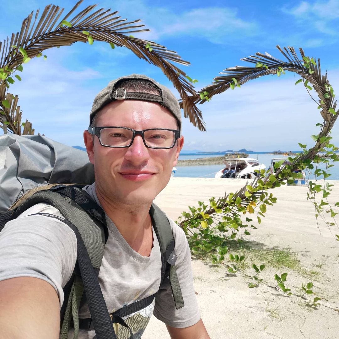 Владимирский программист Артем Грачев два года назад бросил успешную карьеру и отправился в кругосветку. Куда привела его дорога и где он окажется в будущем? Об этом - наше интервью с путешественником.