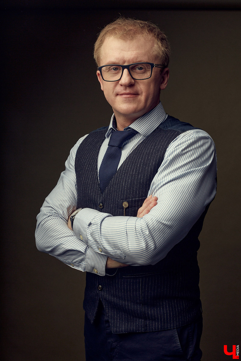 Максим Большаков - истинный современный джентльмен. Предпочитает сдержанность, лаконичность и твидовый casual.