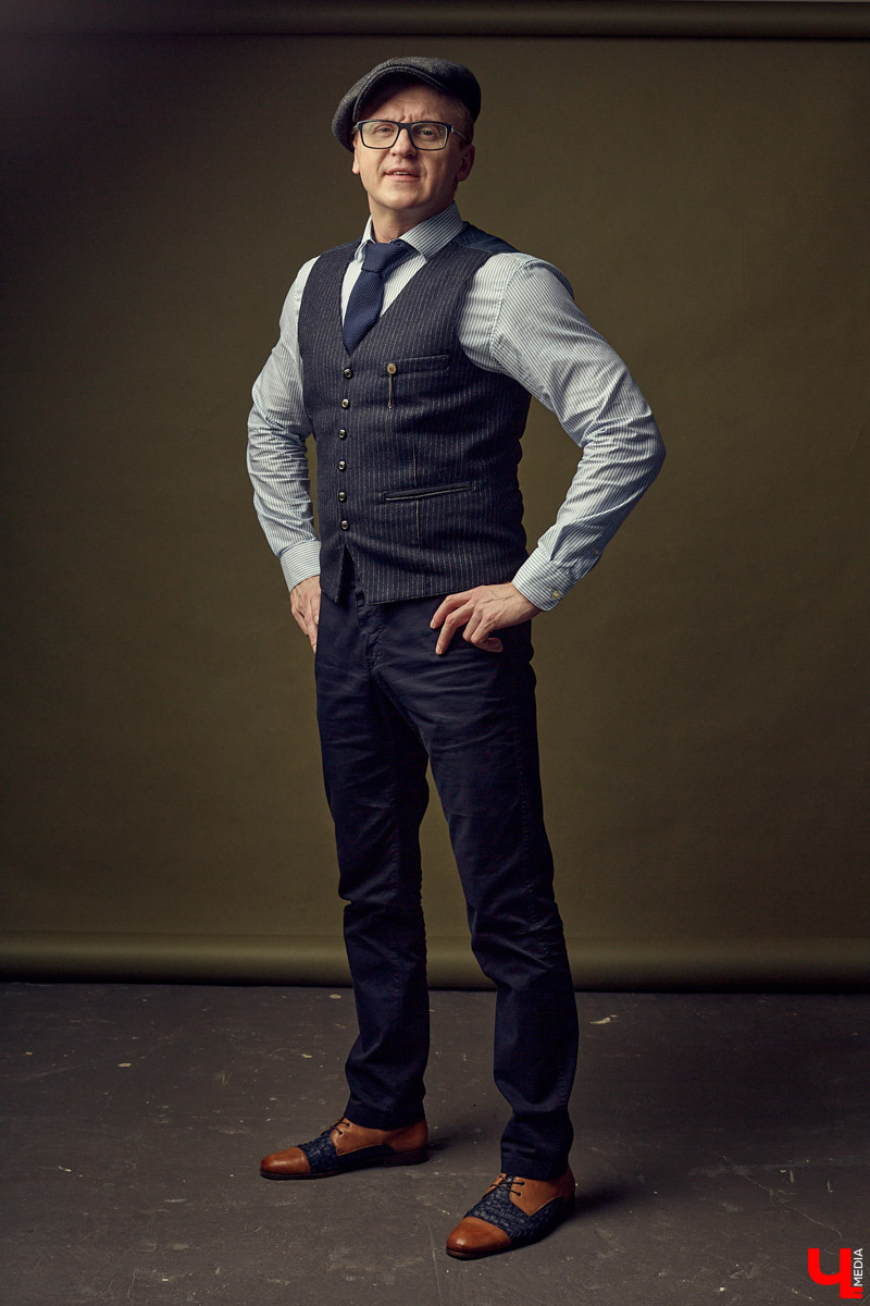 Максим Большаков - истинный современный джентльмен. Предпочитает сдержанность, лаконичность и твидовый casual.