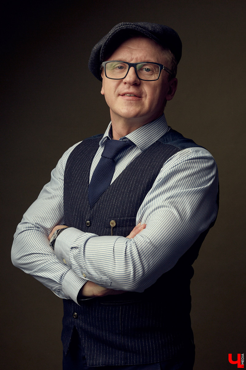 Максим Большаков - истинный современный джентльмен. Предпочитает сдержанность, лаконичность и твидовый casual.