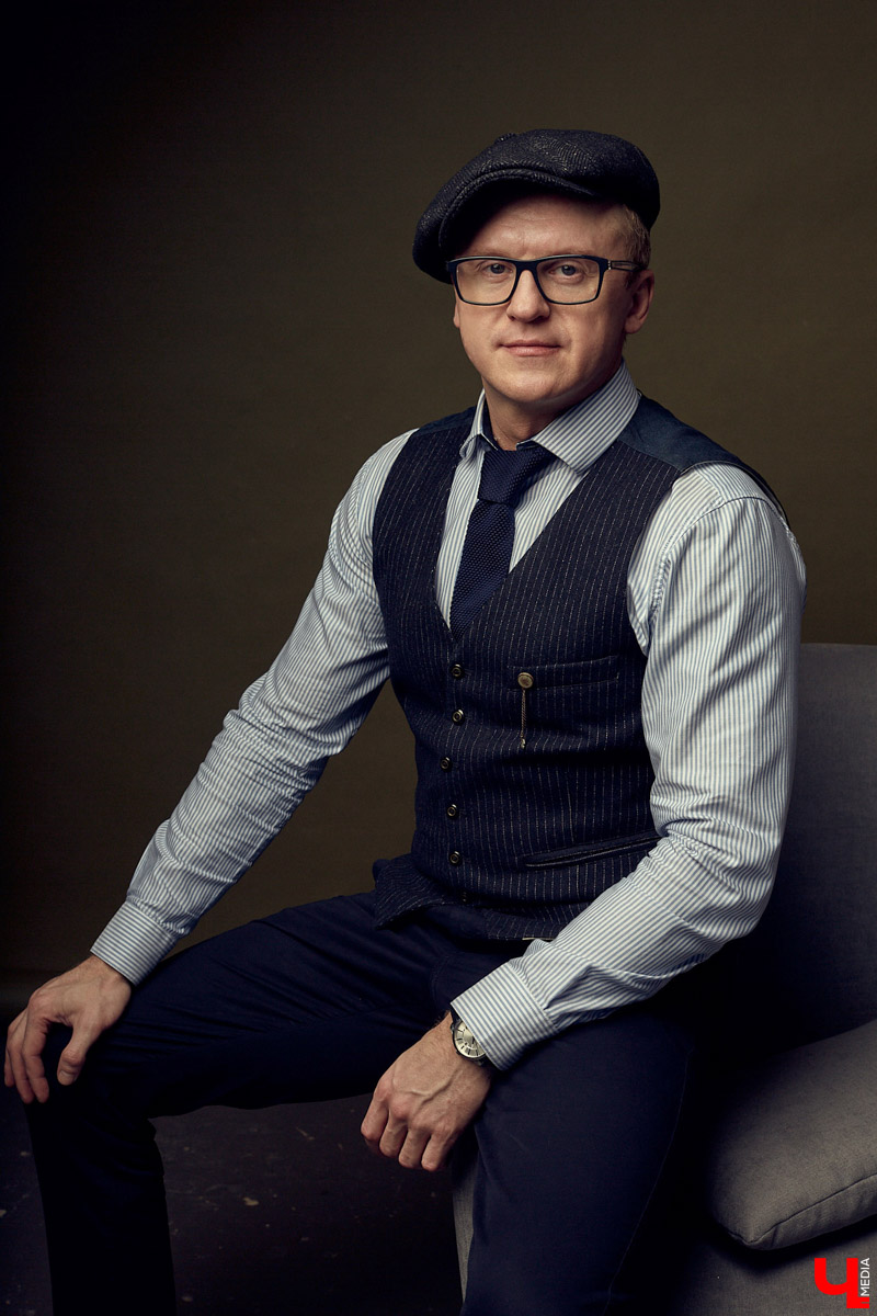 Максим Большаков - истинный современный джентльмен. Предпочитает сдержанность, лаконичность и твидовый casual.