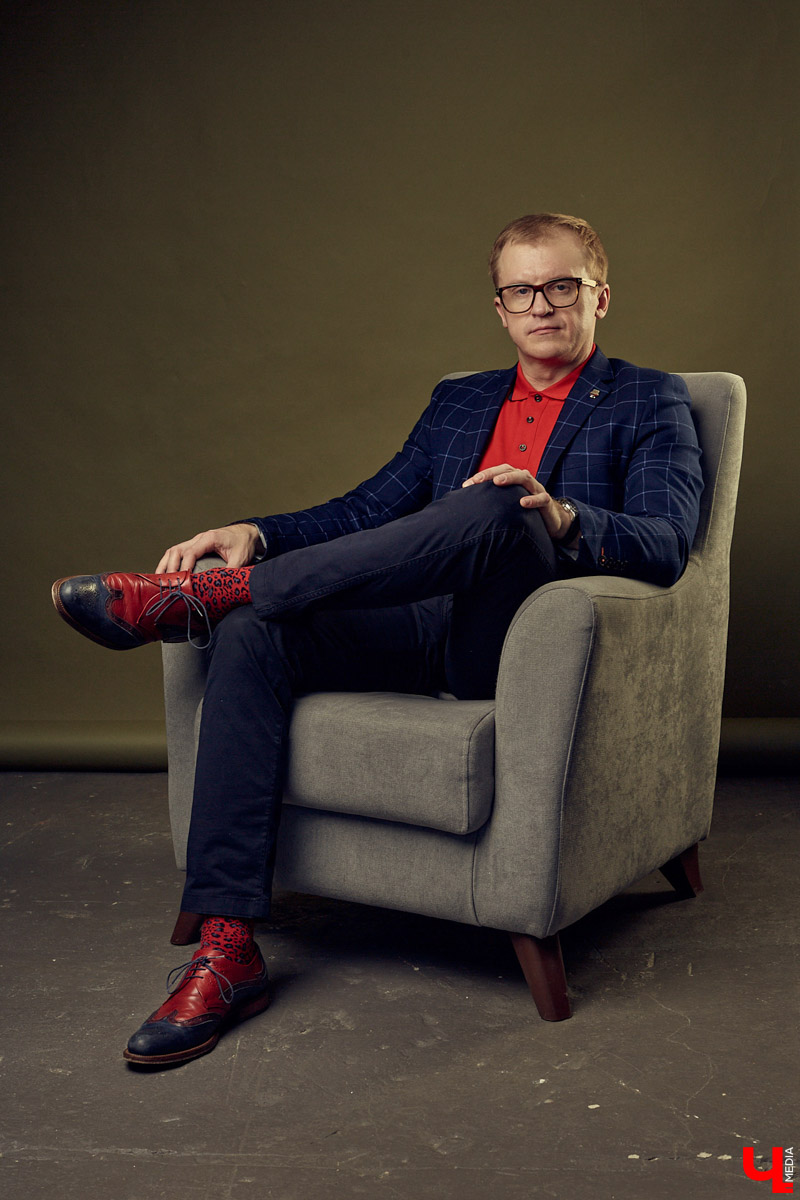 Максим Большаков - истинный современный джентльмен. Предпочитает сдержанность, лаконичность и твидовый casual.