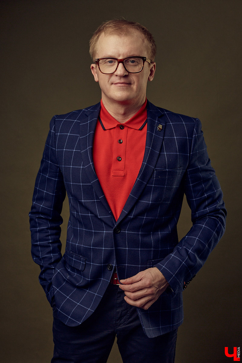 Максим Большаков - истинный современный джентльмен. Предпочитает сдержанность, лаконичность и твидовый casual.