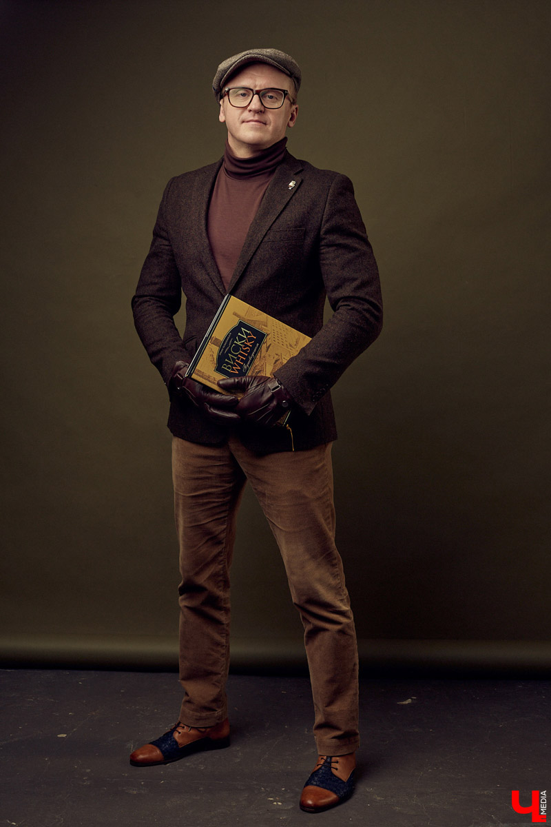 Максим Большаков - истинный современный джентльмен. Предпочитает сдержанность, лаконичность и твидовый casual.