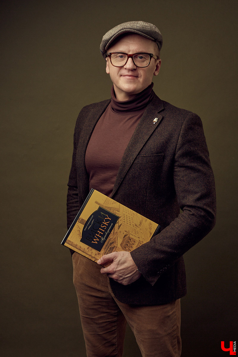 Максим Большаков - истинный современный джентльмен. Предпочитает сдержанность, лаконичность и твидовый casual.