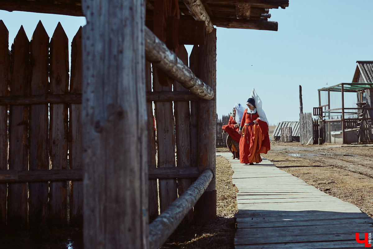 В субботний полдень суздальский музей живой истории «Щурово городище» ожил. Залаяли собаки, нетерпеливо зафыркали кони, понеслись по клеткам кролики - на ристалище, гремя латами, вышли средневековые рыцари.