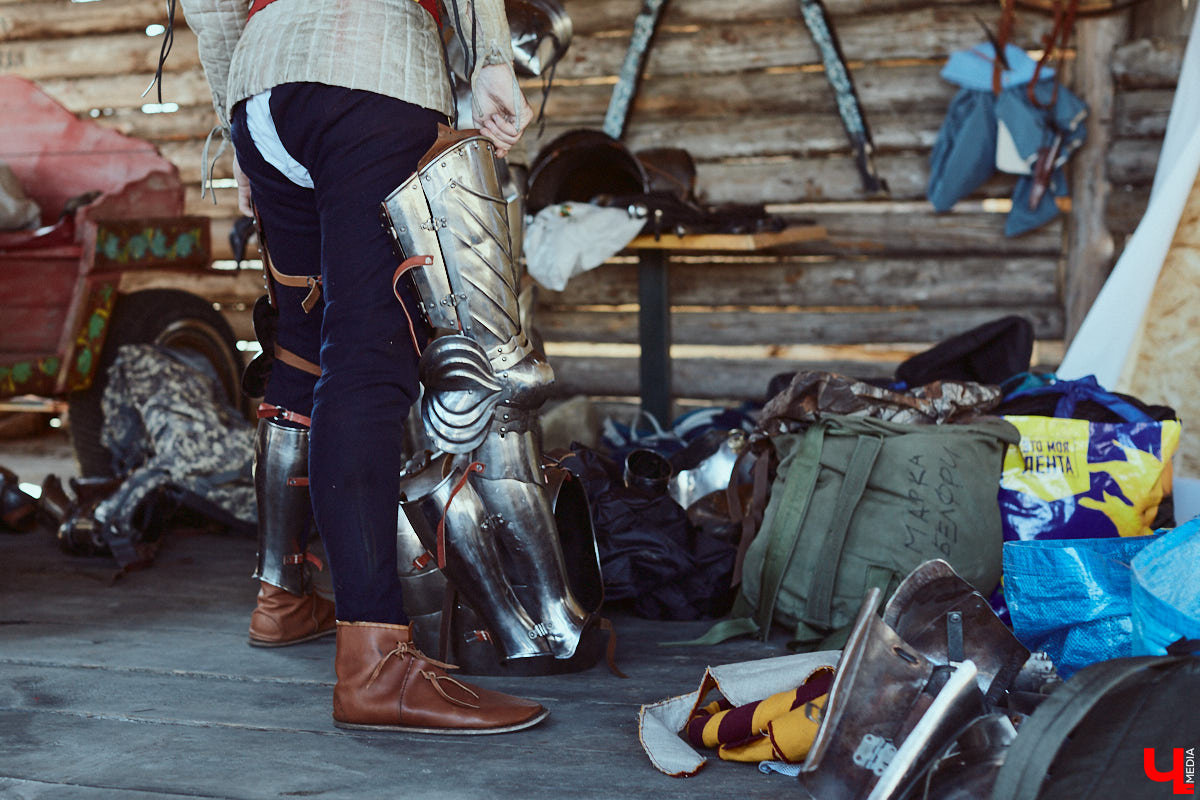 В субботний полдень суздальский музей живой истории «Щурово городище» ожил. Залаяли собаки, нетерпеливо зафыркали кони, понеслись по клеткам кролики - на ристалище, гремя латами, вышли средневековые рыцари.