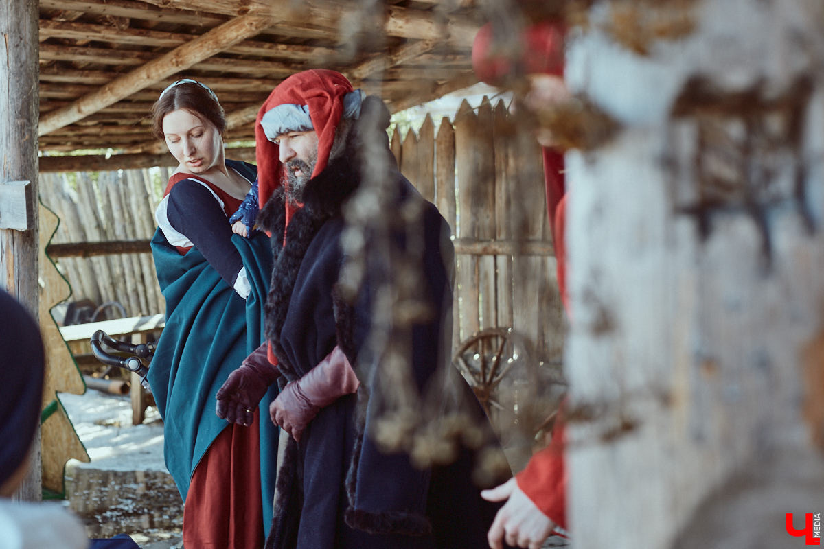 В субботний полдень суздальский музей живой истории «Щурово городище» ожил. Залаяли собаки, нетерпеливо зафыркали кони, понеслись по клеткам кролики - на ристалище, гремя латами, вышли средневековые рыцари.